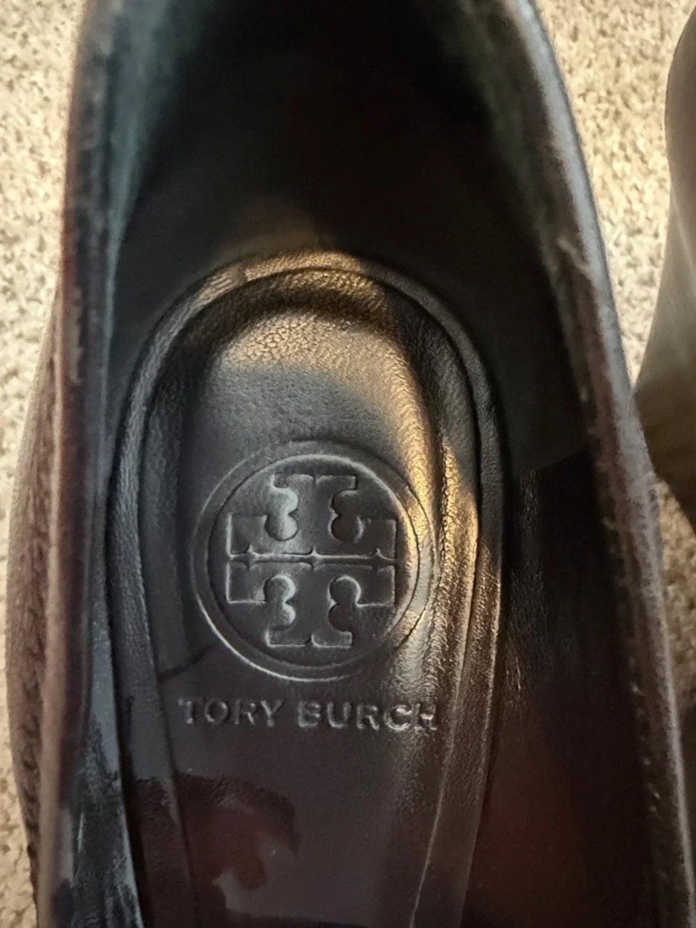 Tory Burch “Sophie” Wedge Heels in Black leather with gold hardware, 8 - Picture 4 of 13